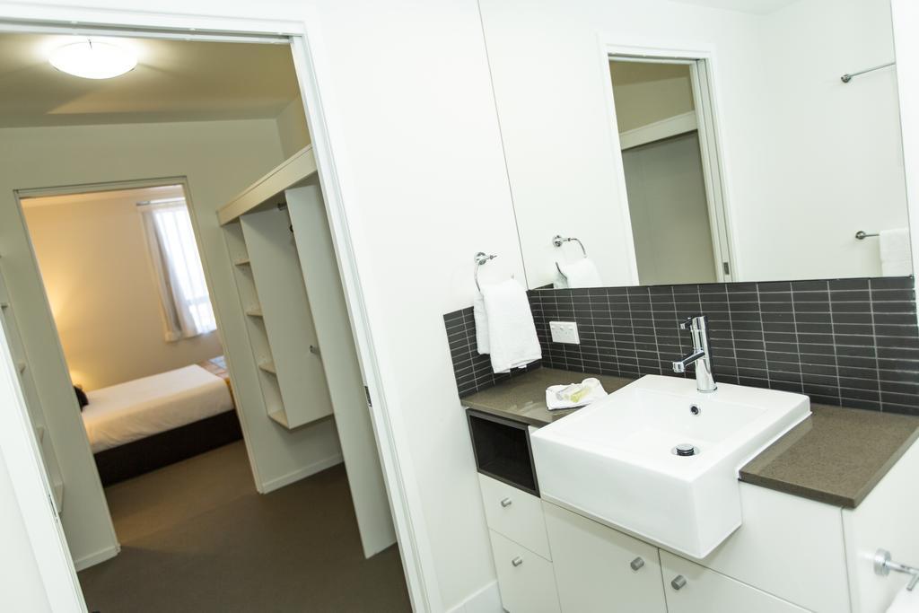 Curtis Central Apartments Official Гладстон Екстериор снимка