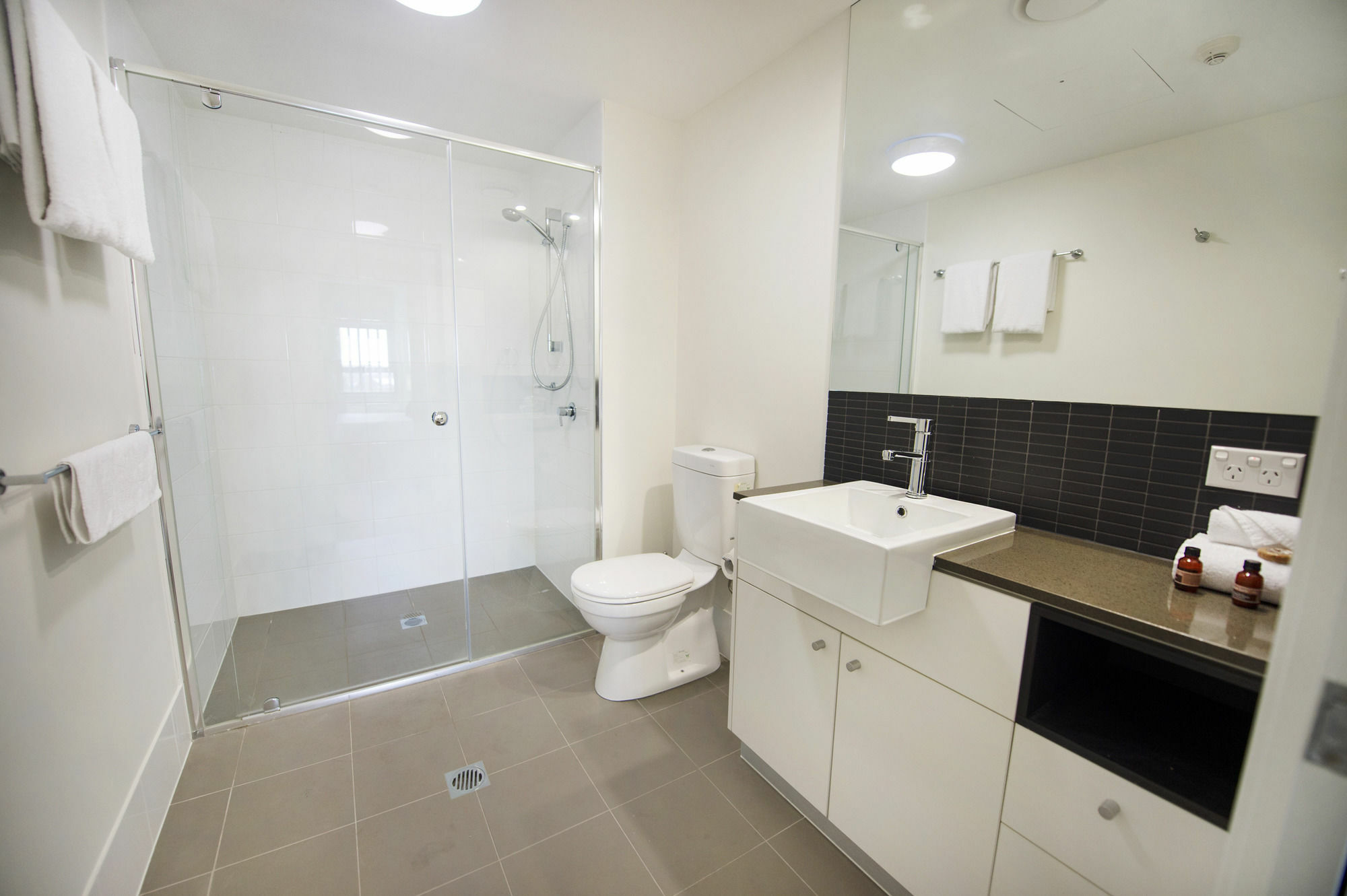 Curtis Central Apartments Official Гладстон Екстериор снимка